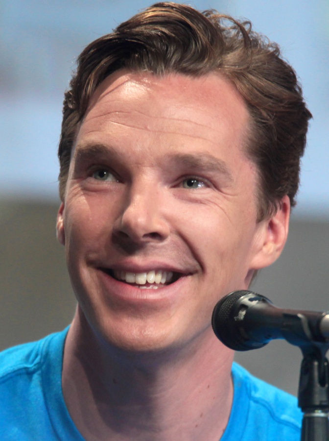 Benedict Cumberbatch spricht lächelnd in ein Mikrophon