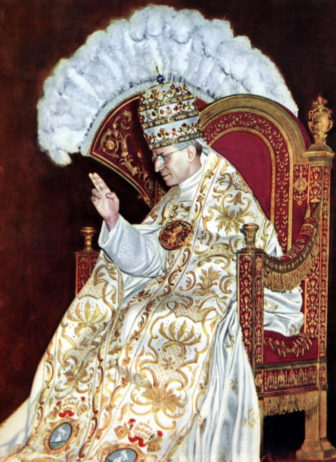 Papst Pius sitzt auf einem Thron und trägt eine goldene Tiara