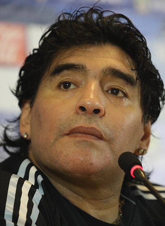 Diego Maradona in einem Trikot mit drei Streifen auf der Schulter