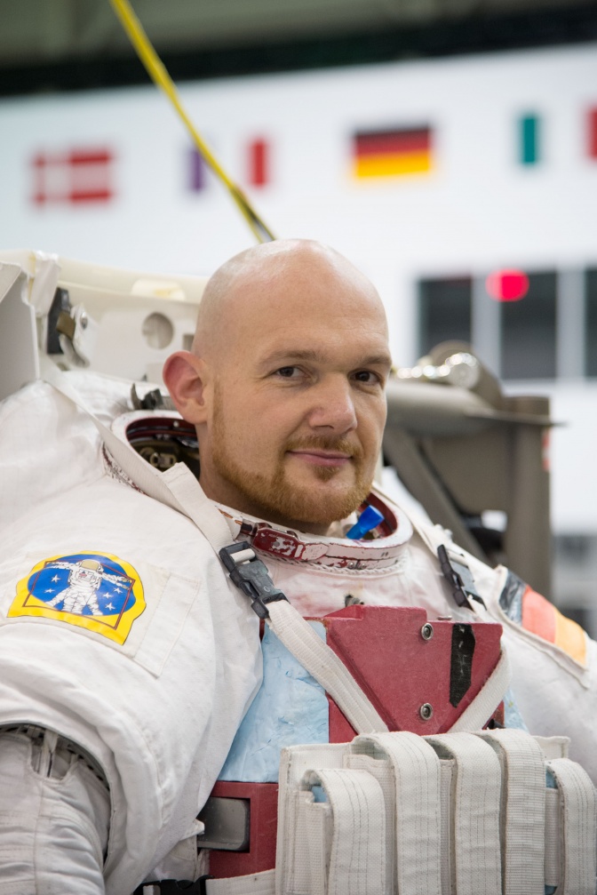 Alexander Gerst in einem weißen Astronautenanzug