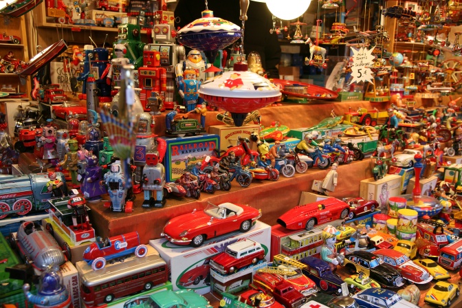 Fahrzeuge, Brummkreisel und andere Spielzeuge, aufgebaut in einem Laden