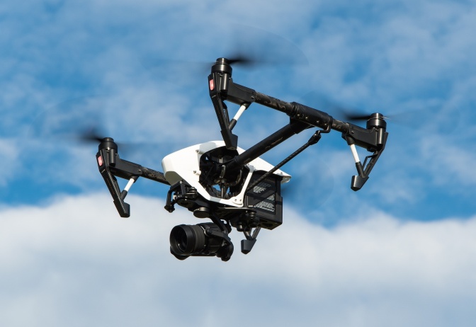 Eine Drohne vor blauem Himmel mit weßen Wolken