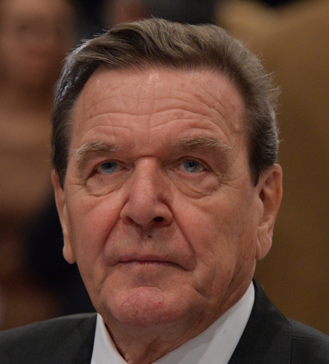 Gerhard Schröder in Anzug und Hemd