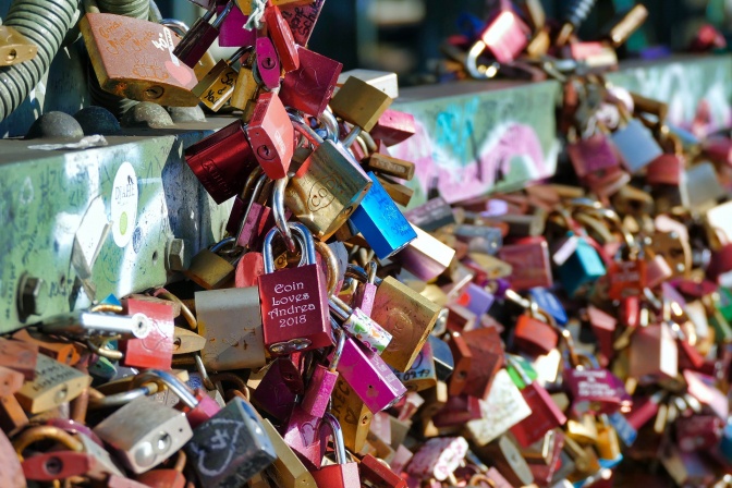 Große Mengen Liebesschlösser an einer Kölner Brücke