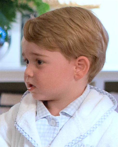 George von Cambridge in Pyjama und Morgenrock. Er hat glatte, blonde, gescheitelte Haare.