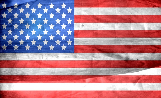 Die amerikanische Flagge: rot-weiße Streifen und ein Feld mit weißen Sternen auf blauem Grund oben links in der Ecke.