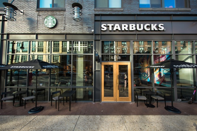 Unter den Buchstaben des Schriftzugs STARBUCKS stehen die jeweiligen Gebärden für die einzelnen Buchstaben.