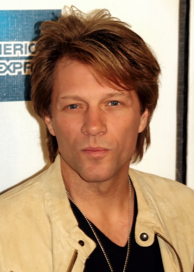 Jon Bon Jovi in einer hellen Lederjacke und dunklem T-Shirt