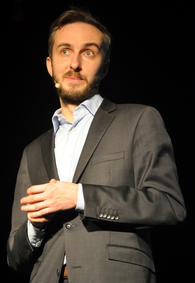 Jan Böhmermann in anzug und Hemd