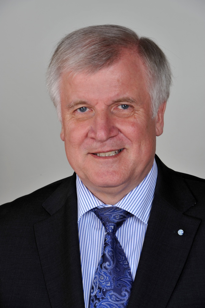 Horst Seehofer mit grauen Haaren und in Anzug und Krawatte