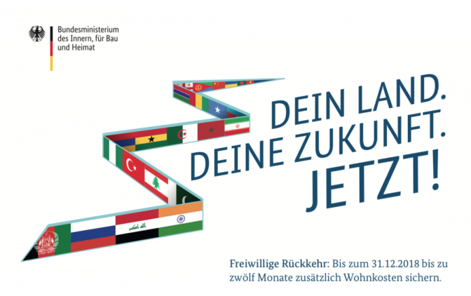 Ein Plakat mit backenförmig angeordneten Flaggen verschiedener Länder. Daneben steht der Schriftzug Freiwillige Rückkehr - Dein Land. Deine Zukunft. Jetzt!