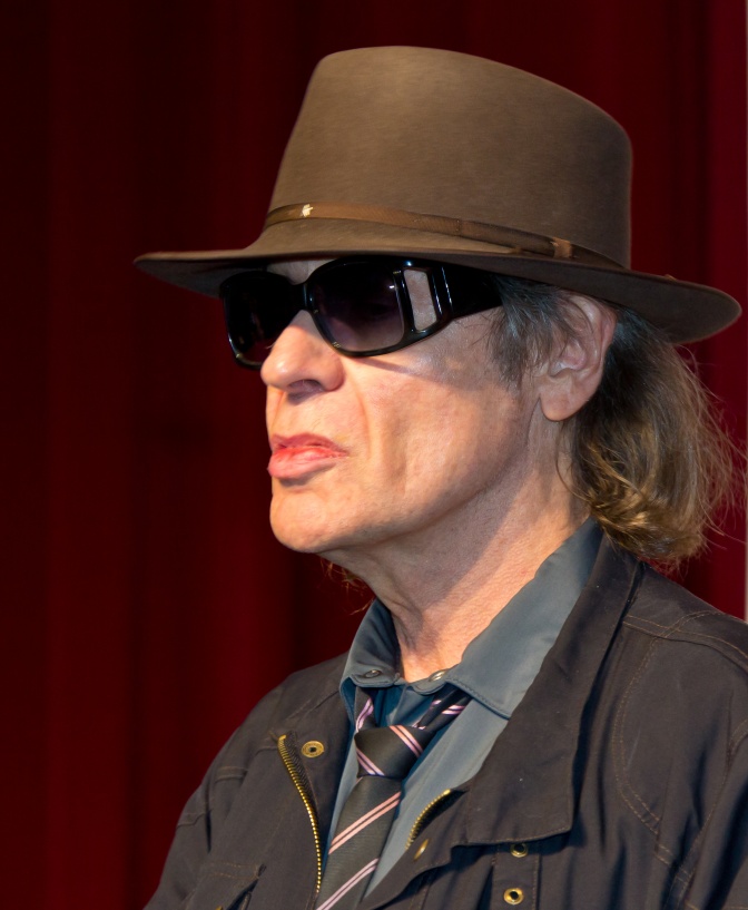 Udo Lindenberg mit großem Hut und dunkler Sonnenbrille. Er wurde im Profil fotografiert.