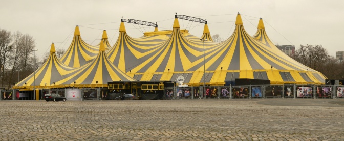 Das Zelt des Zirkus Flic Flac mit 8 Spitzen und Fahnen auf den Spitzen