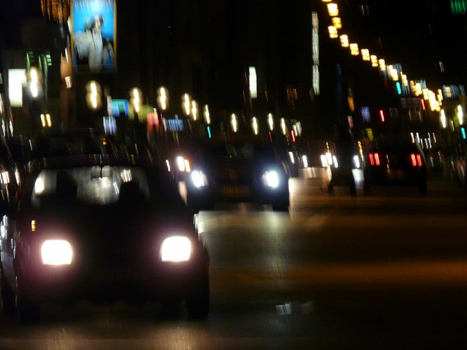 Autoverkehr in der Nacht. Man sieht Autoscheinwerfer und Straßenbeleuchtung.







Autos im nächtlichen Straßenverkehr. Man sieht Autoscheinwerfer und Straßenbeleuchtung.