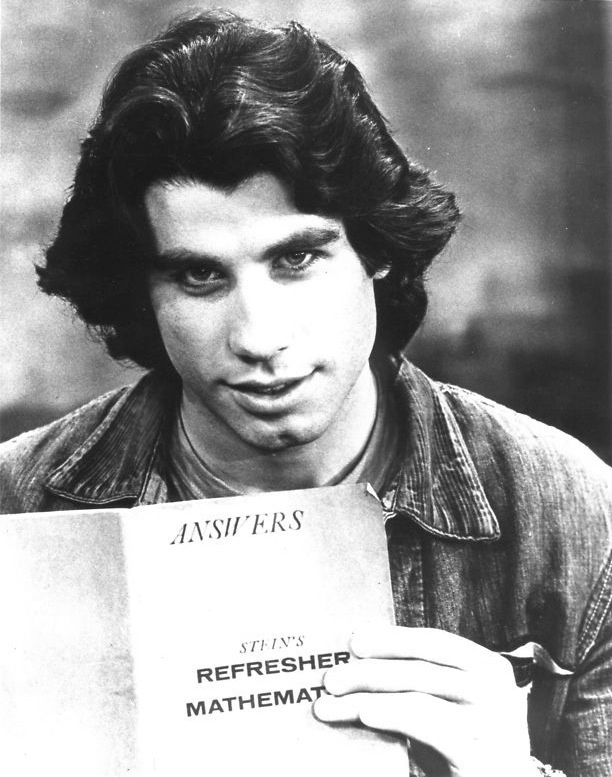 Ein schwarz-weiß-Foto von John Travolta mit vollem Haar.