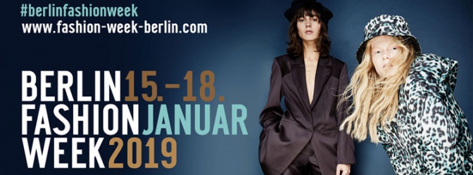 Der Schriftzug Berlin Fashion Week und zwei Models in Mode aus der aktuellen Herbst-Winter-Kollektoin 2019