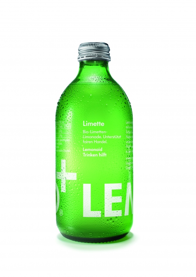 Eine grüne Glasflasche mit Schraubverschluss. Darauf steht der Schriftzug LEMONAID in Großbuchstaben.