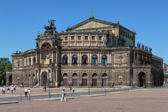 Die Semperoper in Dresden vor strahlend blauem, wolkenlosem Himmel