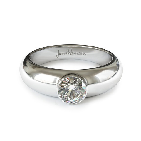 Ein silberner Ring mit einem gefassten, runden Diamanten