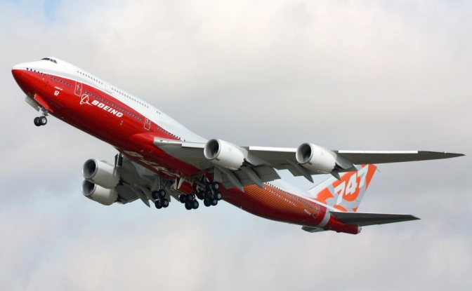 Eine Boeing 747 beim Start vor bewölktem Himmel