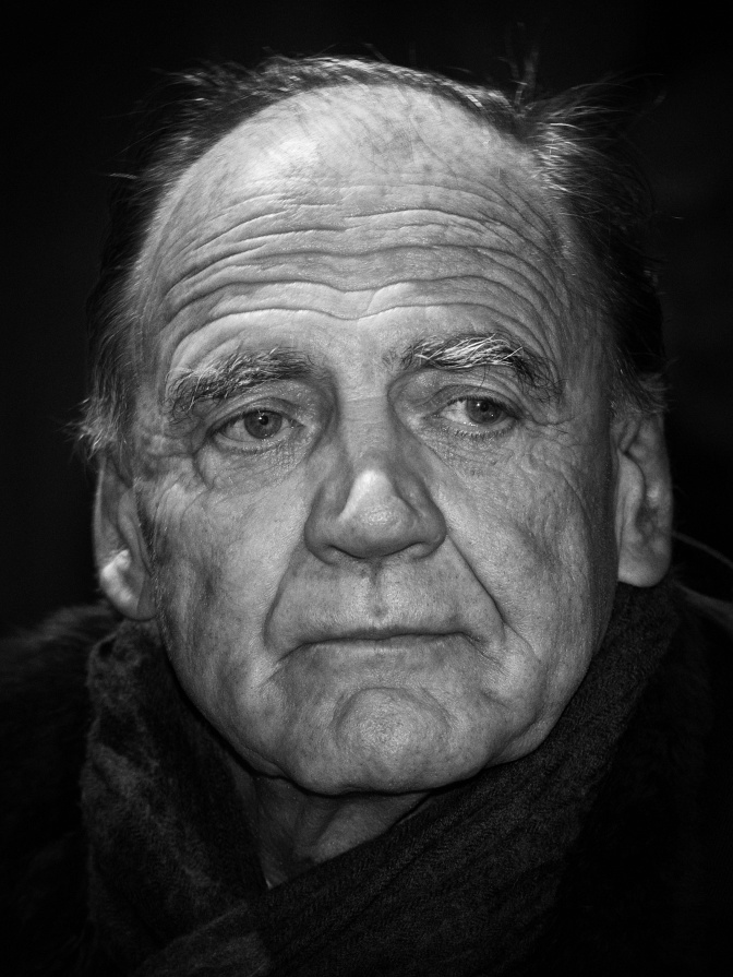 Ein schwarz-weiß-Portrait-Foto von Bruno Ganz mit Stirnglatze und faltiger Stirn.