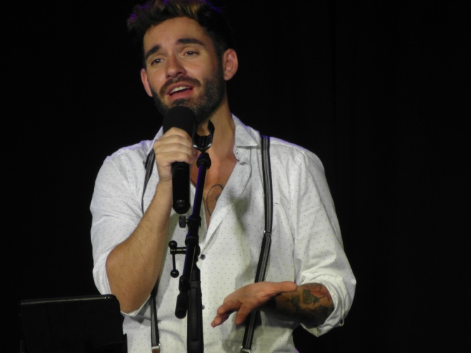 Daniel Küblböck singt in ein Mikrophon. Er trägt ein weißes Hemd mit Hosenträgern. Am linken Arm hat er mehrere Tattoos.