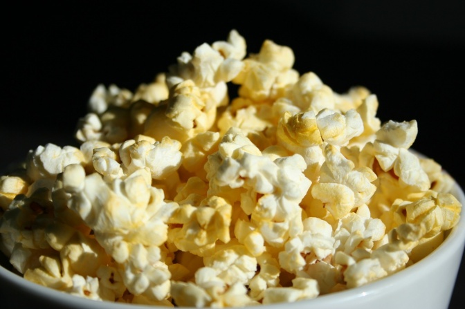 Eine Schale mit Popcorn