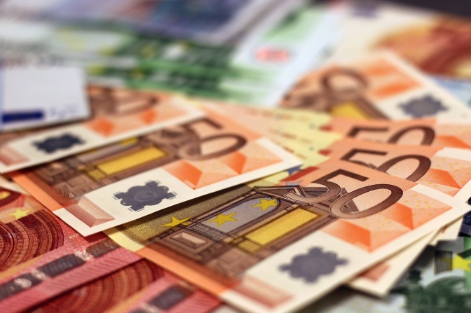 Viele Euro-Banknoten liegen auf- und nebeneinander. Zu erkennen sind 50-Euro-Scheine, 10-Euro-Scheine und 100-Euro-Scheine.