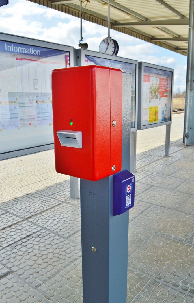 Ein Automat zum Abstempeln von Fahrkarten an einem Bahngleis