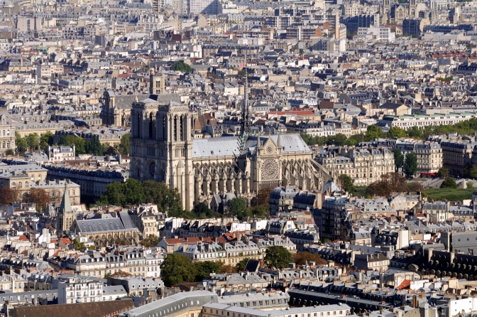 Die Kirche Notre Dame aus der Luft fotografiert. Man sieht sie zwischen den Gebäuden in der Umgebung.