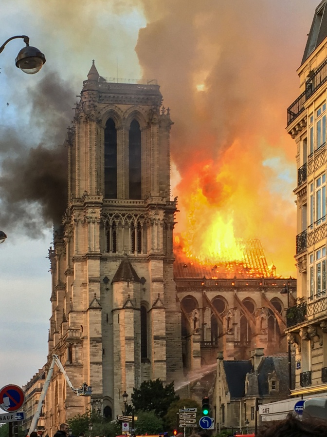 Die Kathedrale von Notre Dame steht in Flammen. Sie schlagen meterhoch aus dem brennenden Kirchenschiff.