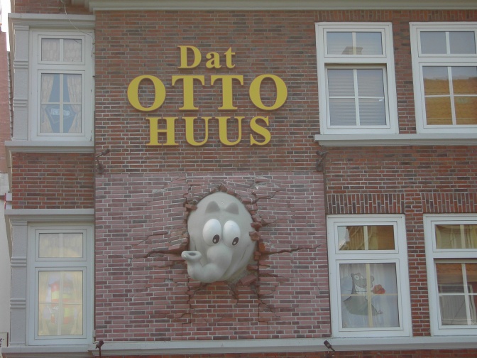 Eine geklinkerte Hausfassade, aus der ein Ottifant ragt. Darüber steht Das Otto Huus.