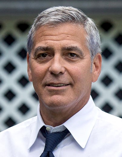 George Clooney in Hemd und Krawatte mit gescheitelten grauen Haaren.