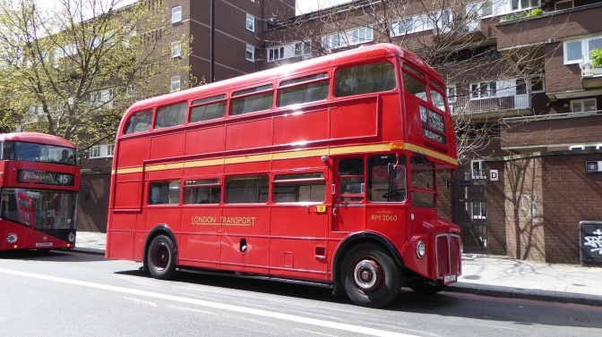 Ein roter zweigeschossiger Bus steht geparkt am Straßenrand.