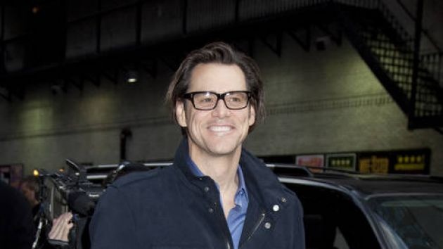 Jim Carrey lächelnd und mit Brille