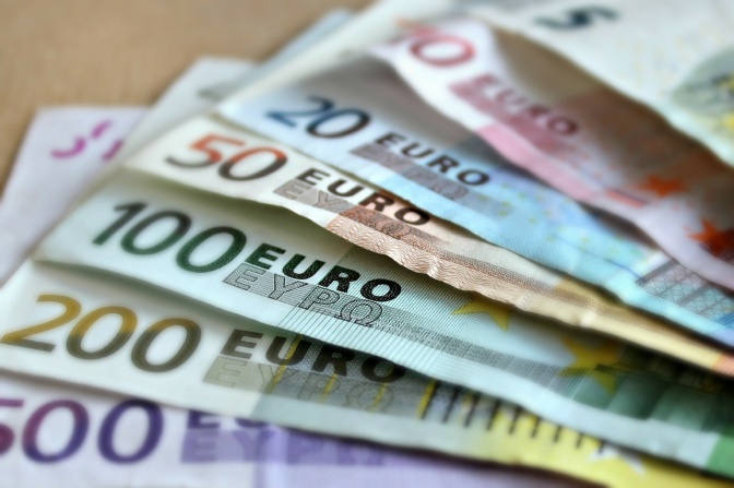 Euro-Banknoten in verschiedenen Höhen liegen aufgefächert übereinander