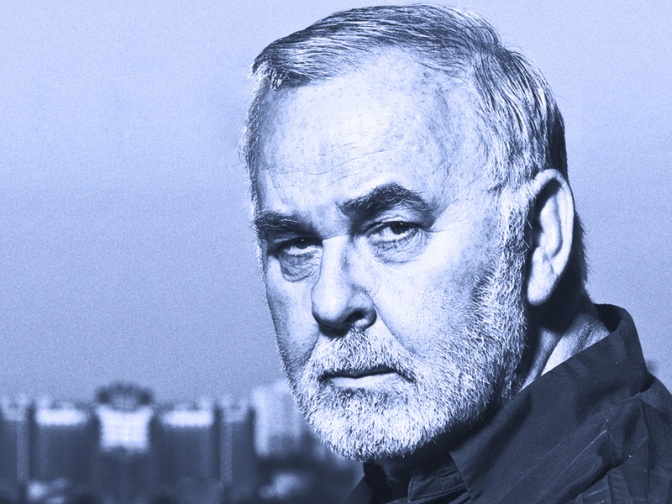 Ein schwarz-weiß-Foto von Udo Walz mit grauen Haaren und Bart. Er schaut im Profil in die Kamera.