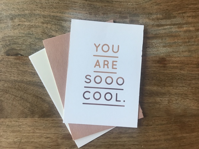 3 Postkarten liegen übereinander, auf der obersten steht: You are sooo cool.