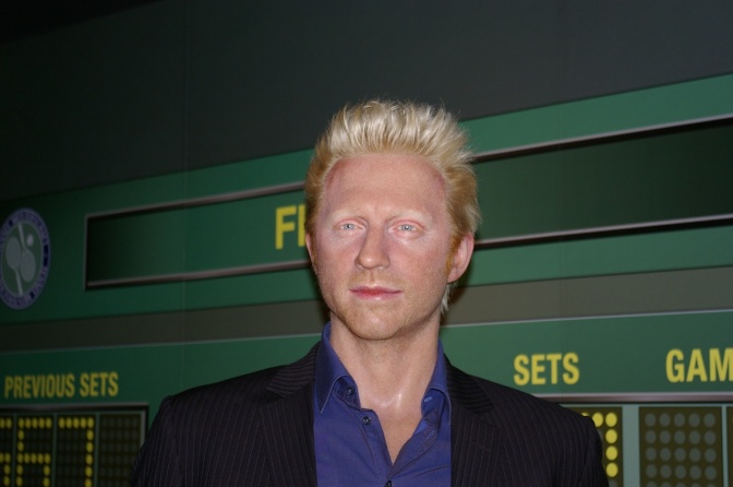 Boris Becker mit kurzen, hellroten Haaren in Hemd und Sakko