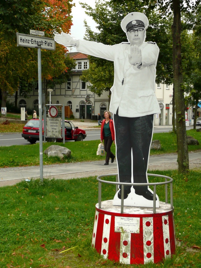 Ein Plexiglas-Denkmal von Heinz Erhardt in einem Polizisten-Kostüm