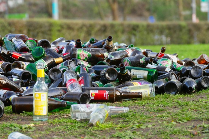 Ein Haufen leerer Pfandflaschen auf einer Wiese