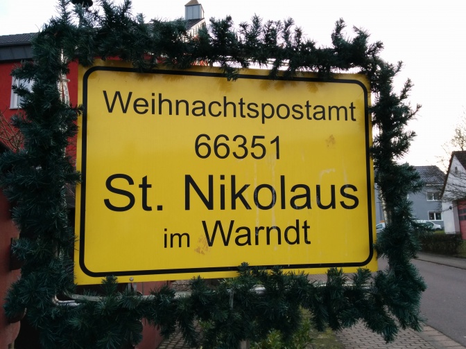 Das Ortsschild von St. Nikolaus mit dem Hinweis auf das Postamt des Nikolauses