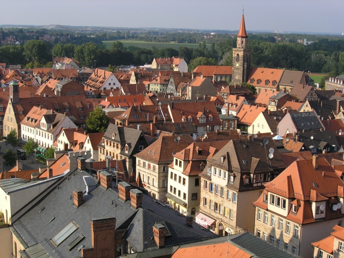 Gebäude der Stadt Fürth aus der Luft fotografiert, unter anderen alte Häuser und eine Kirche