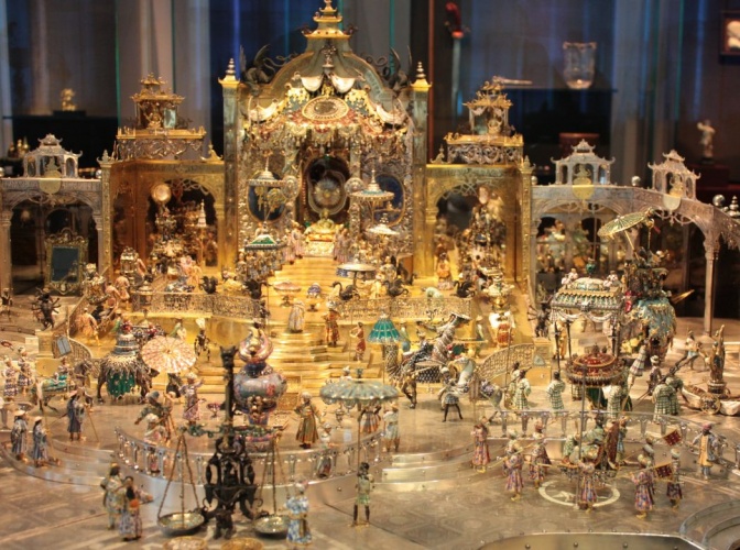 Große Mengen goldener Gegenstände in verschiedenen Größen