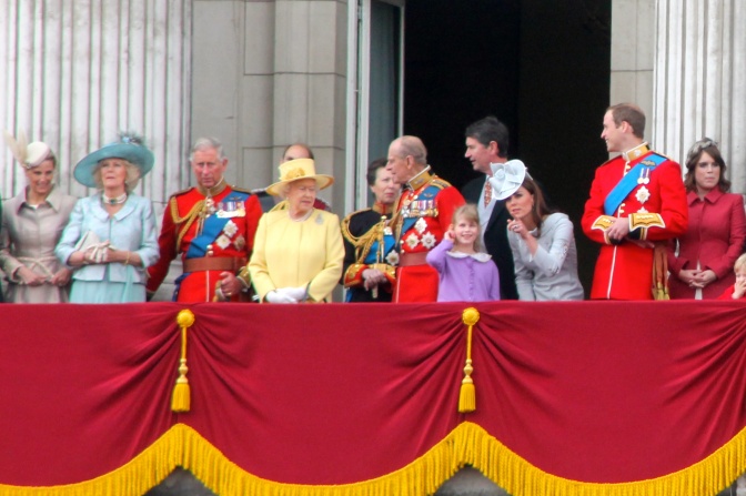 Alle Mitglieder der Königsfamilie in Uniform und festlicher Kleidung. Sie tragen Orden und Hüte.