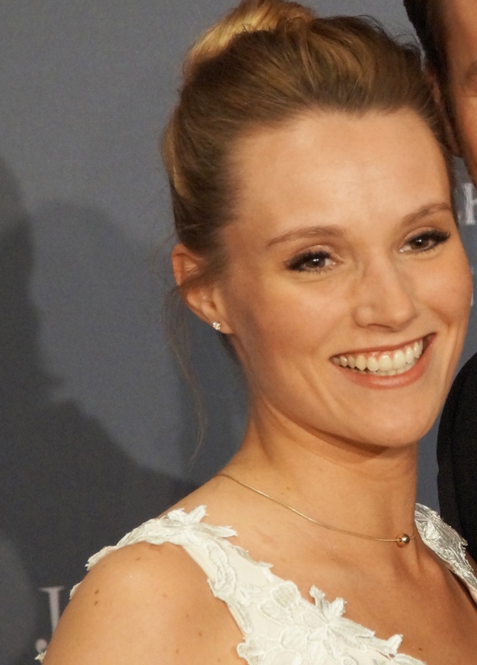 Anna Hofbauer in einem hellen Trägerkleid und mit hochgesteckten Haaren.