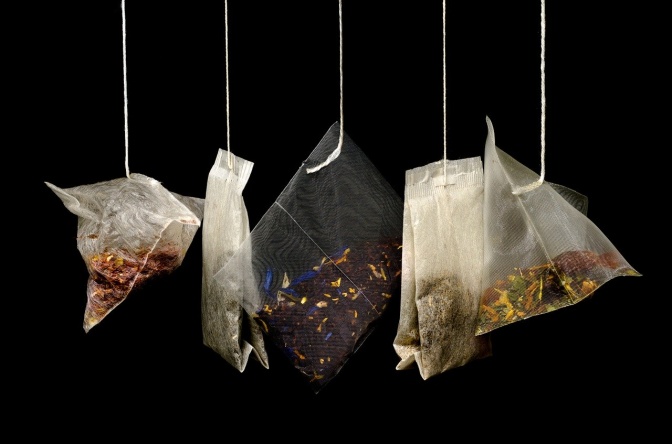5 Teebeutel mit verschiedenen Teesorten hängen nebeneinander