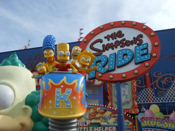 Ein Karussell in einem Freizeitpark mit den Simpsons-Figuren in einer Gondel