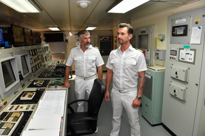 Florian Silbereisen und Daniel Morgenroth in maritimer Bekleidung auf der Brücke eines Schiffs