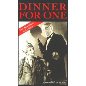 Das Cover einer VHS-Kassette mit dem Film Dinner for One: Miss Sophie und ihr Butler als Schwarz-Weiß-Foto
